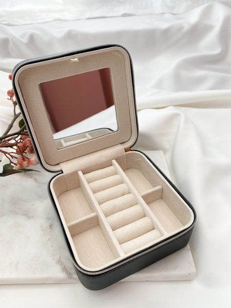 kleine sieradenbox in zwart met goudkleurige rits
