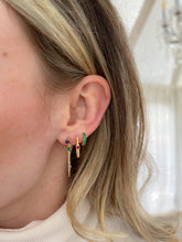 Afbeelding in Gallery-weergave laden, goudkleurige oorhangers met gekleurde steentjes en kettinkje | echt zilver + laagje goud
